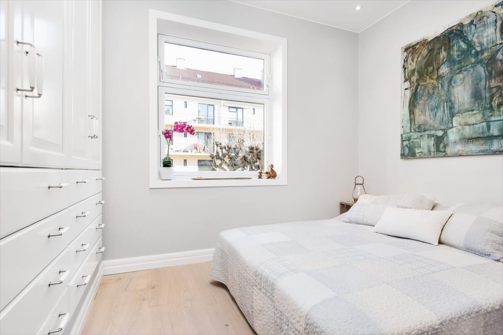 Svalt og romslig soverom vendt inn mot bilfritt gårdsrom. God plass til dobbeltseng. Galleribilde