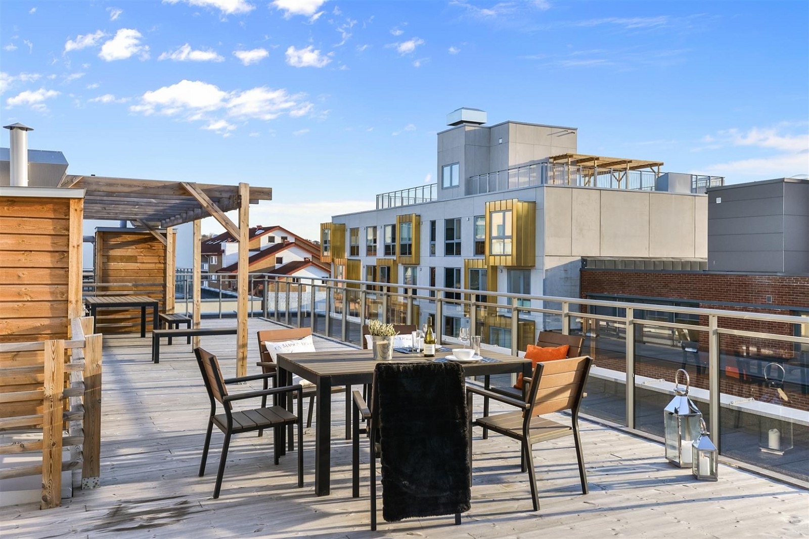 Hyggelige sittegrupper på felles takterrasse, plass til mange, åpent og solrikt med beliggenhet i 5. etg! Galleribilde