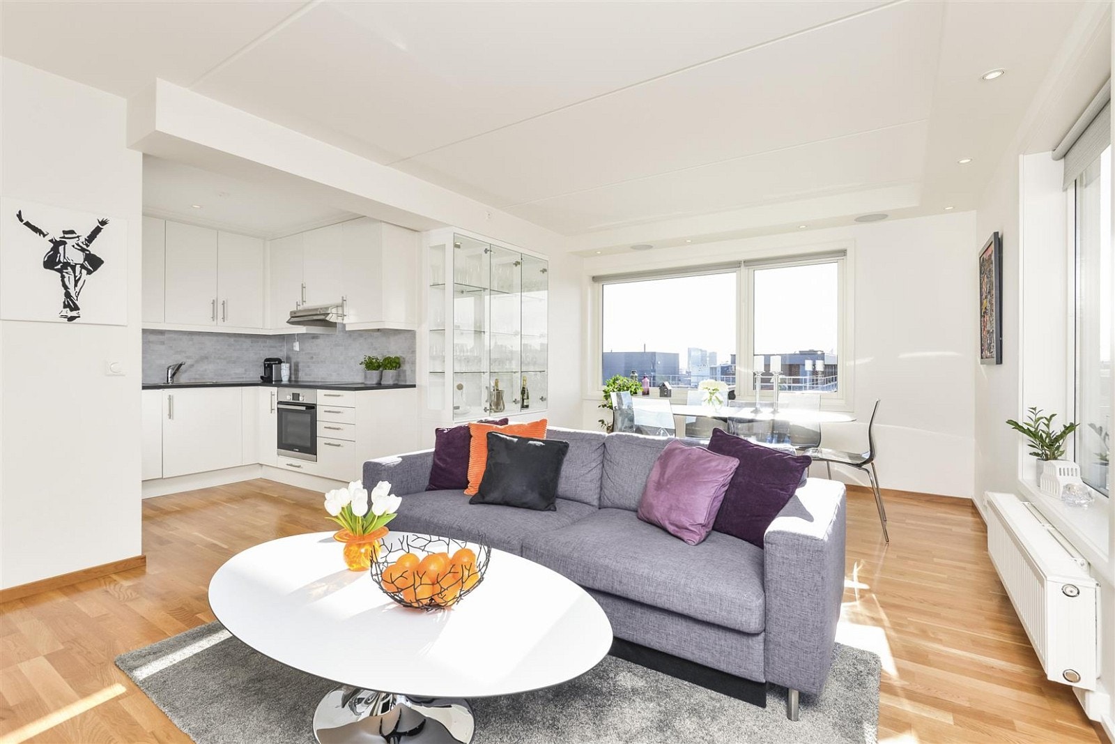 Åpen kjøkken og stue løsning, god plass til både sofa- og spisegruppe, parkett, downlights, integrerte takhøyttalere fra B&W, utgang til balkong. Galleribilde