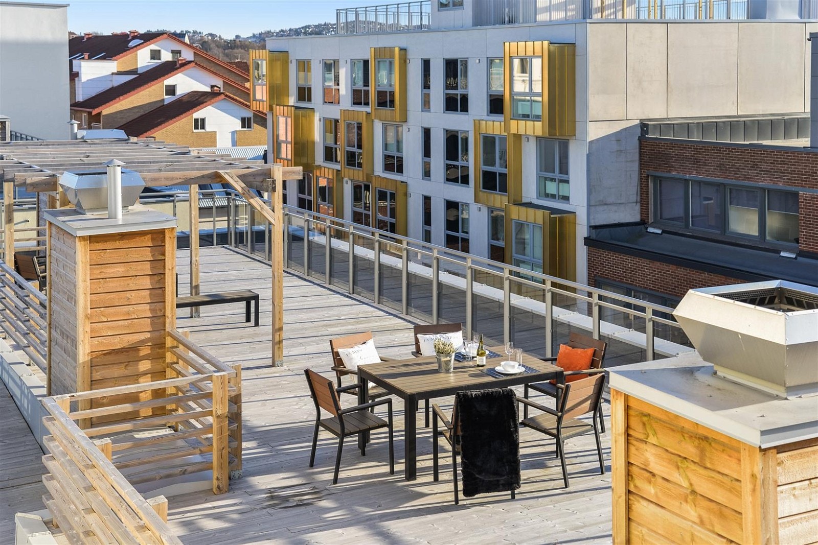 Den store takterrassen er perfekt på en sommerdag når du vil trekke ut for litt sol, sommer, venner, musikk og god mat. Galleribilde