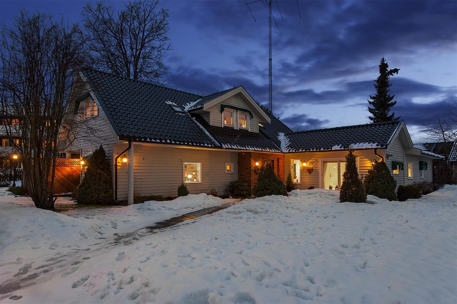 Eiendommen har en høy og tett hekk rundt hele, som gir en usjenert beliggenhet. Galleribilde