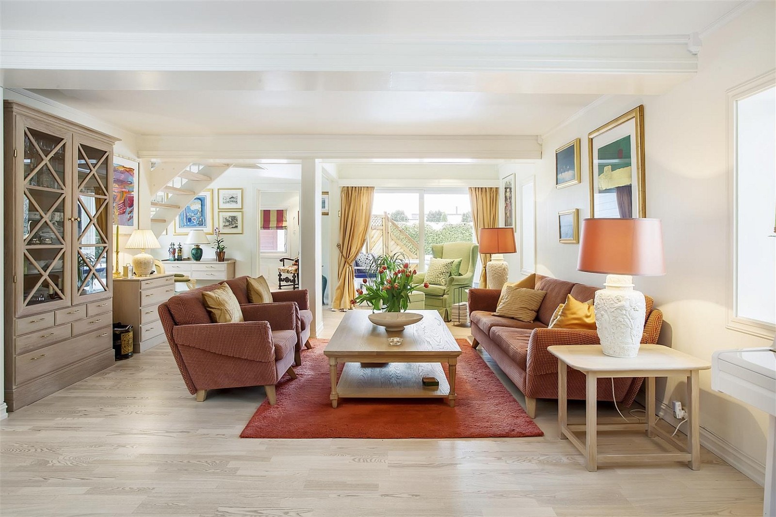 De store vindusflatene slipper inn godt med lys og skaper upåklagelig stemning i det moderne innemiljøet. Galleribilde