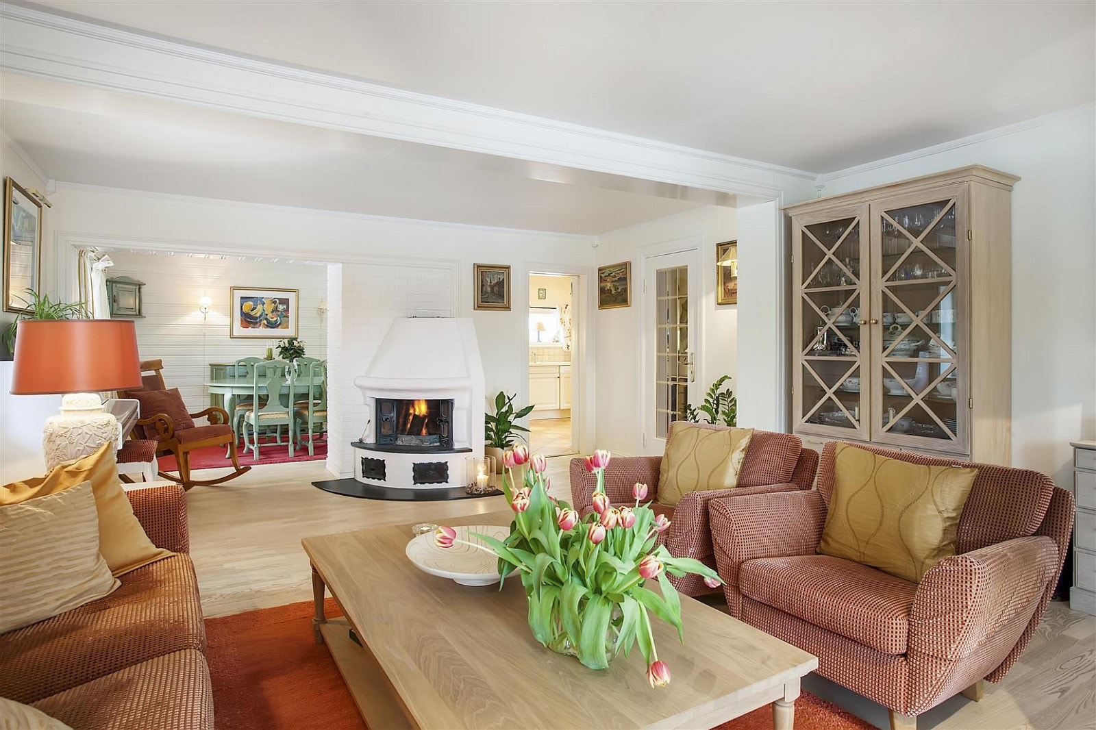 Innmurt peis som skaper en lun og stemningsfull atmosfære på kalde vinterdager. Galleribilde