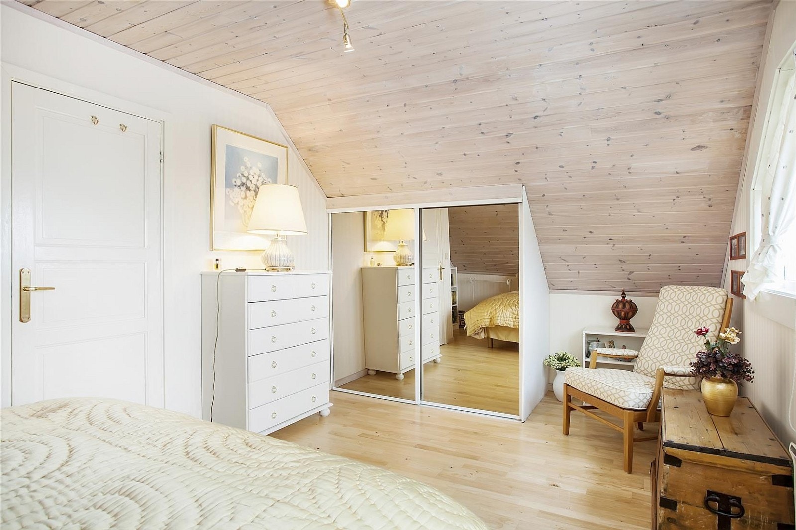 2.etasje byr på 2 lyse og luftige soverom av boligens totale 6. Galleribilde