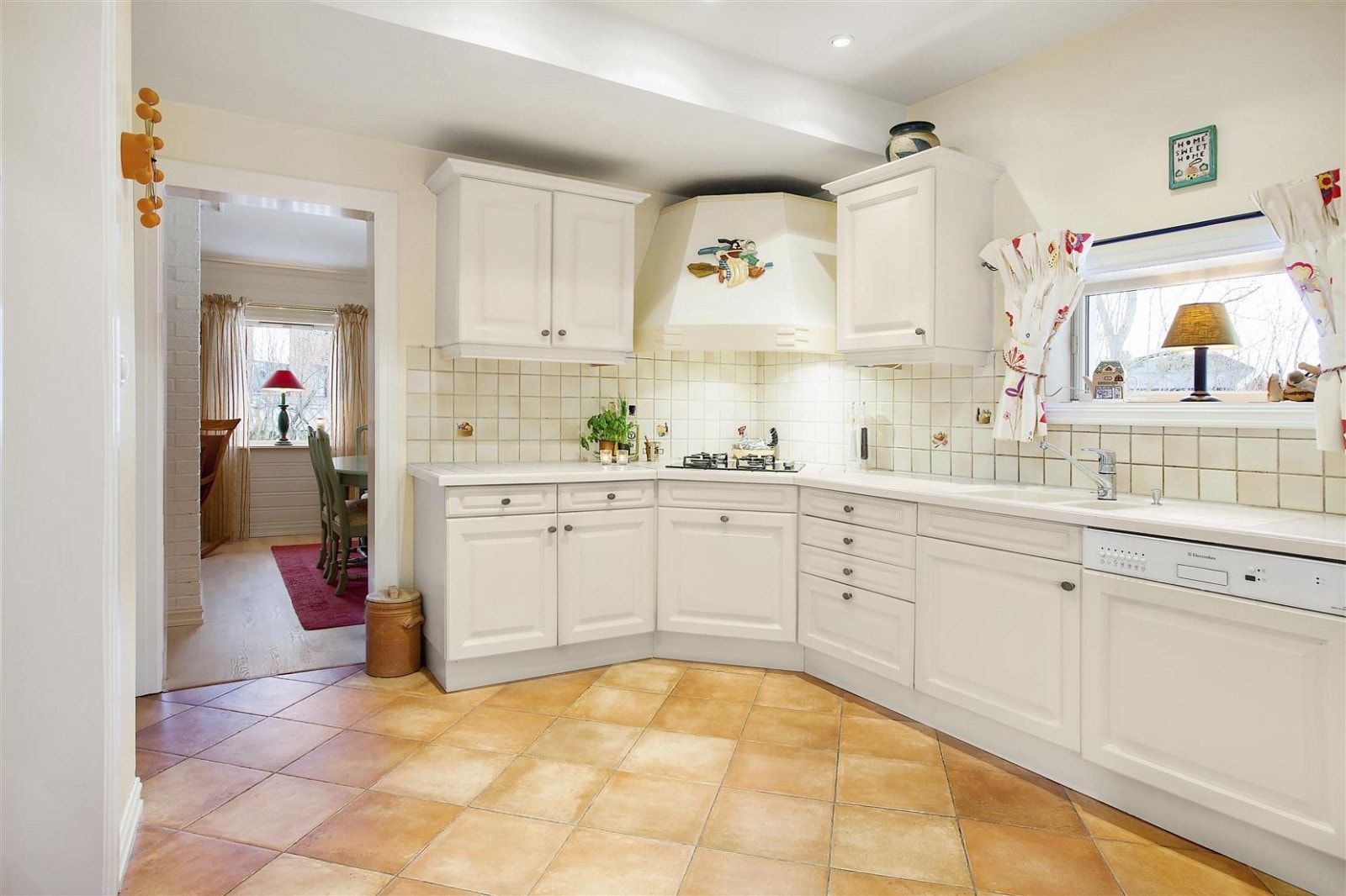 Kjøkkenet er utstyrt med integrerte hvitevarer og gasskomfyr. Galleribilde