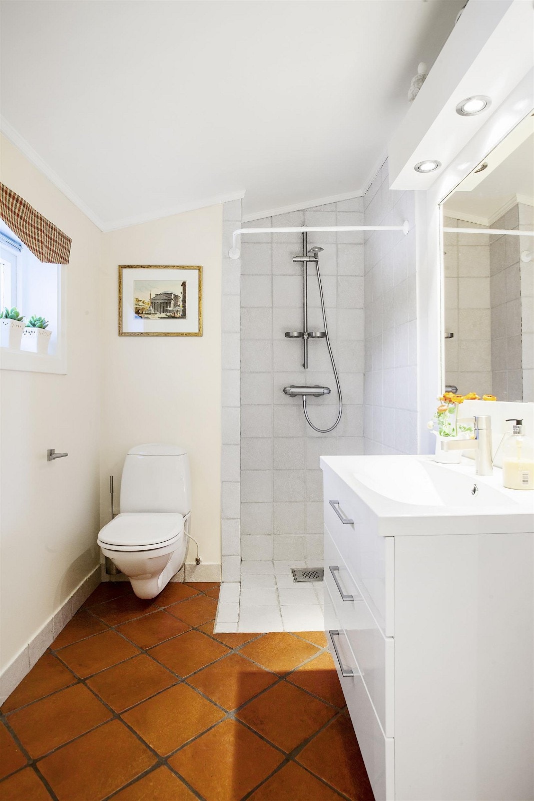 Bilde fra badet i entrè med varmekabler i gulv. Høyglans servantskap. Galleribilde