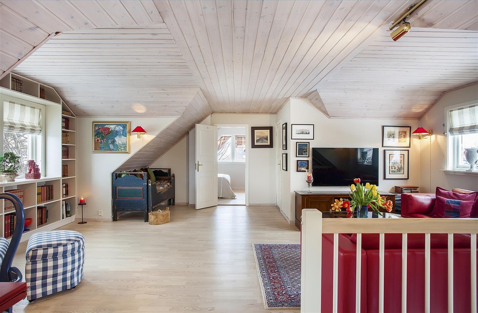 2.etasje byr på en hyggelig tv-stue med gode lysforhold. Stuen har plassbygde hyller som skaper en hyggelig atmosfære. Galleribilde