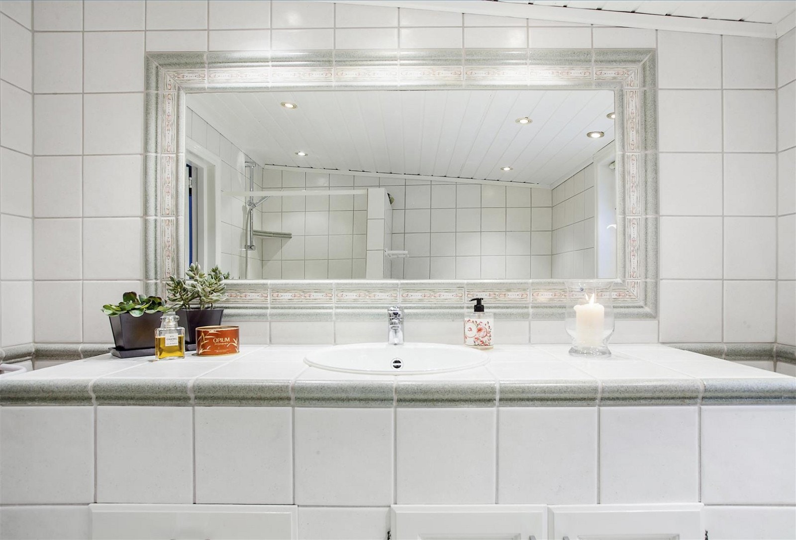 Flislagt bad med varmekabler. Flislagt innredning. Galleribilde