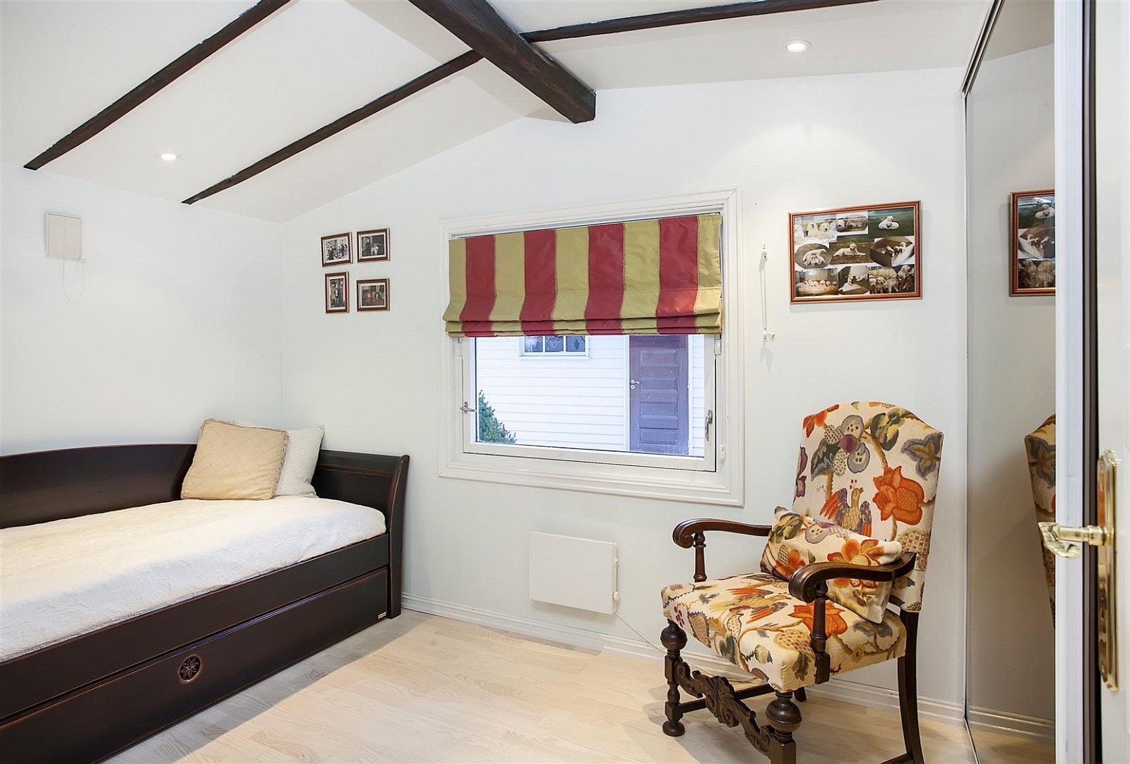 1.etasje byr på 4 lyse og luftige soverom. Galleribilde