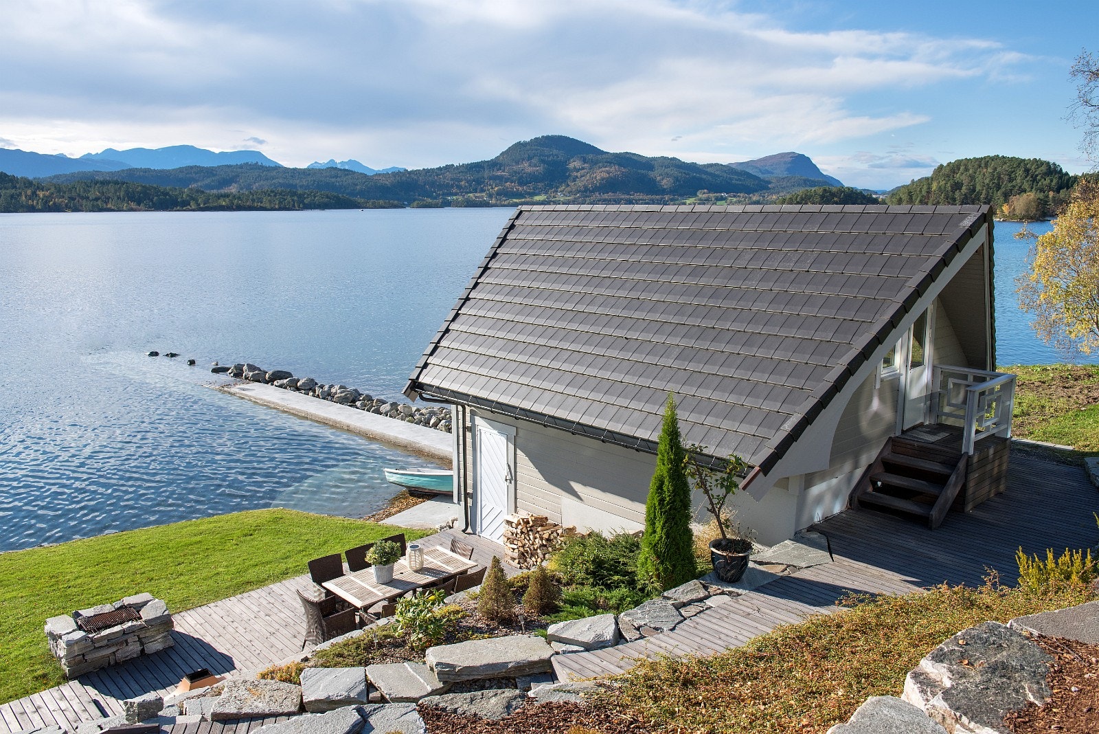 Naust/gjestehus med båtslipp og egen molo. Galleribilde