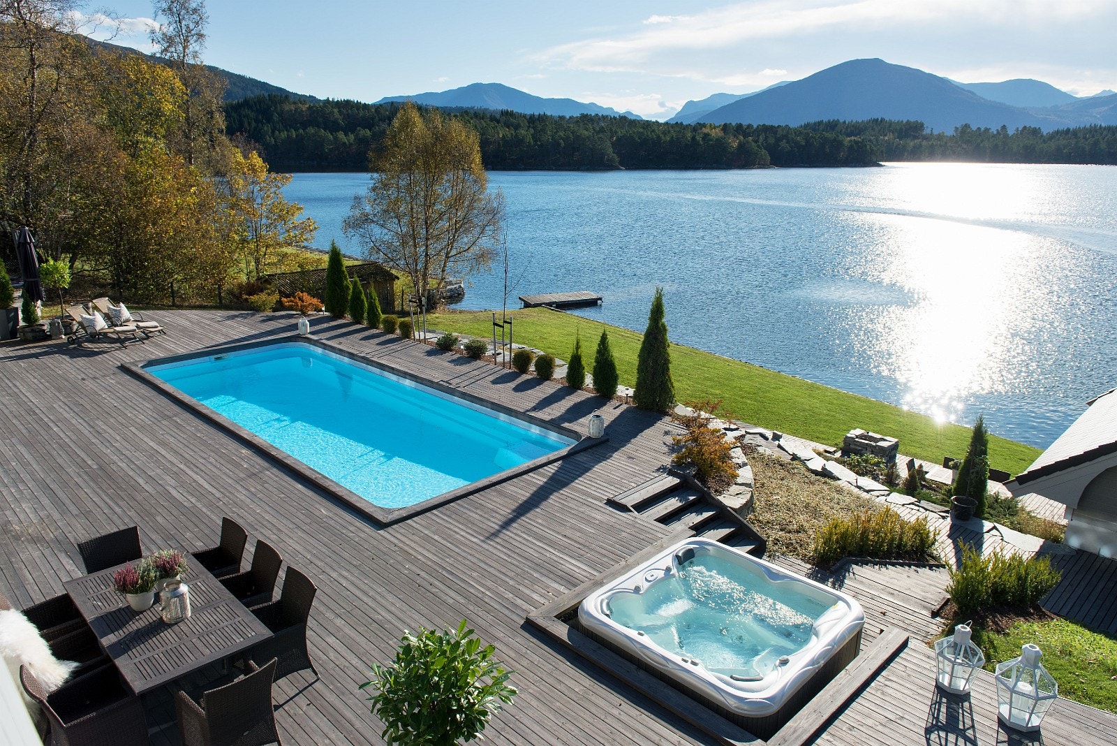Bassengområdet med nedfelt jacuzzi Galleribilde