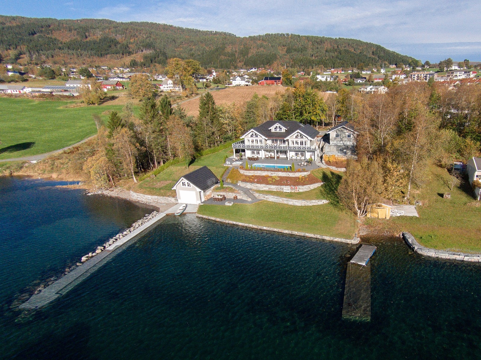 Eiendommen ligger flott og usjenert til i terrenget Galleribilde