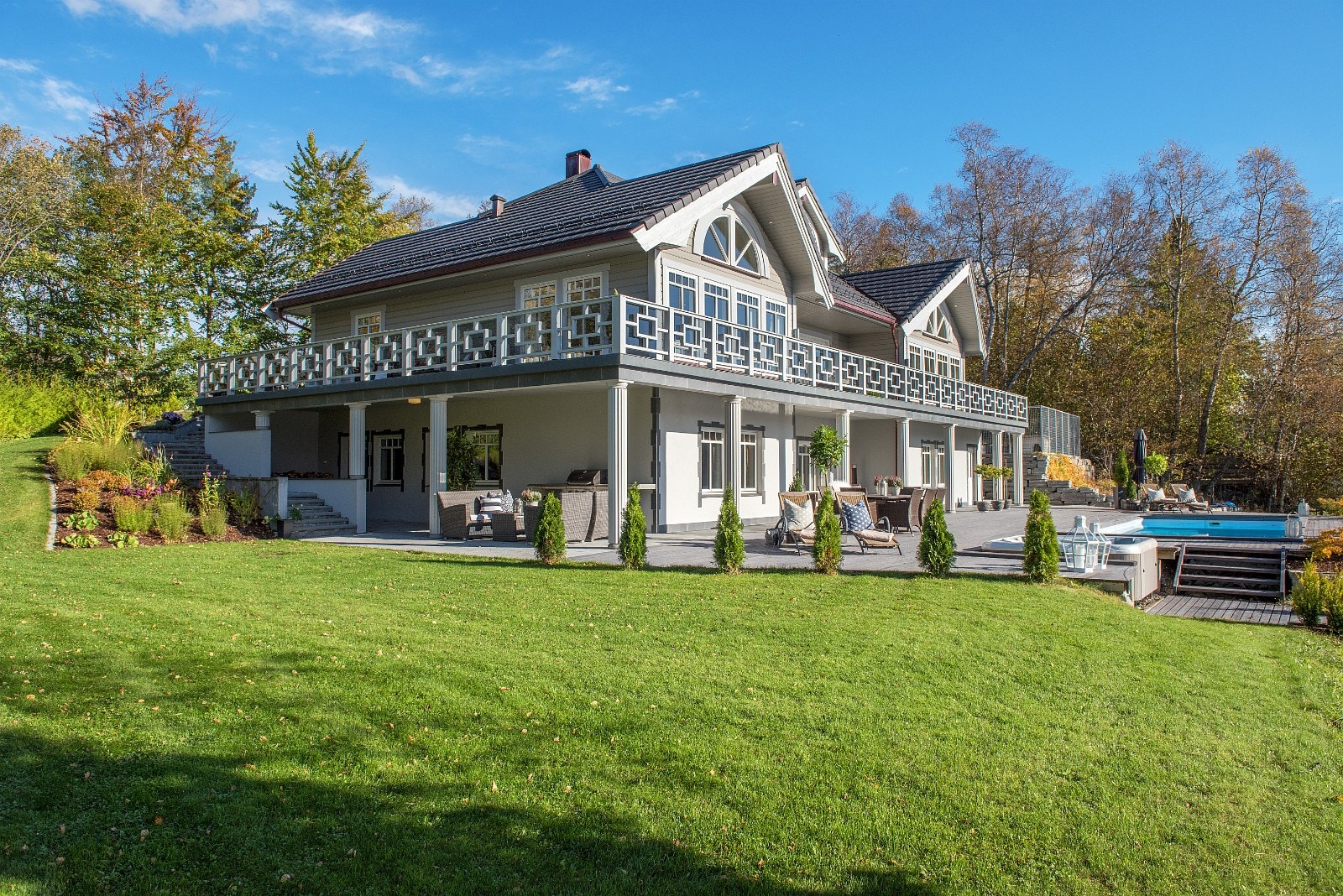 Fasade - Pent opparbeidet hage Galleribilde