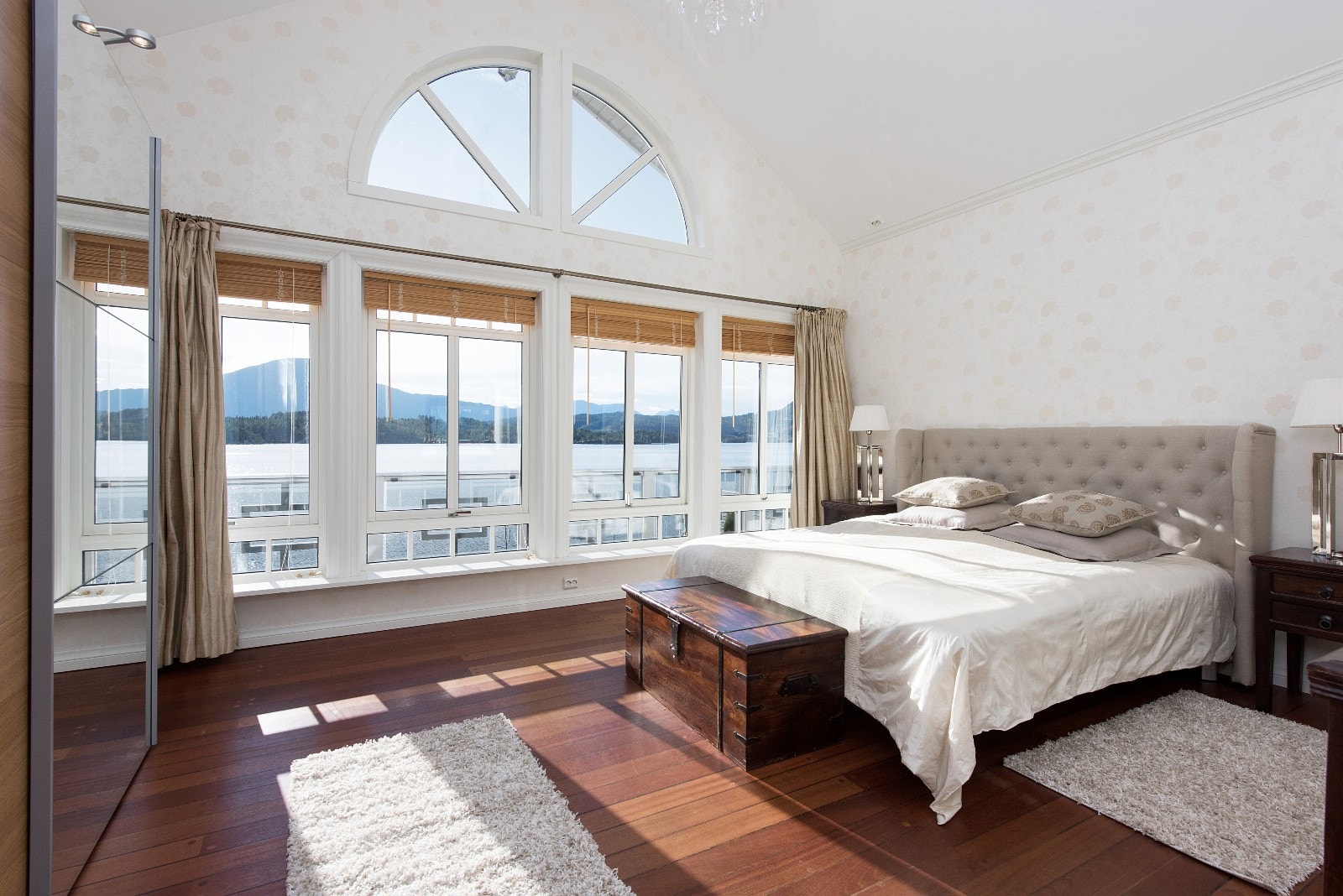 Hovedsoverom med store vinduer og flott sjøutsikt Galleribilde