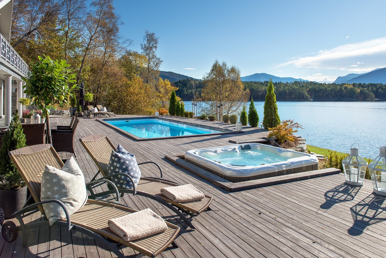Flott bassengområde og stor markterrasse Galleribilde
