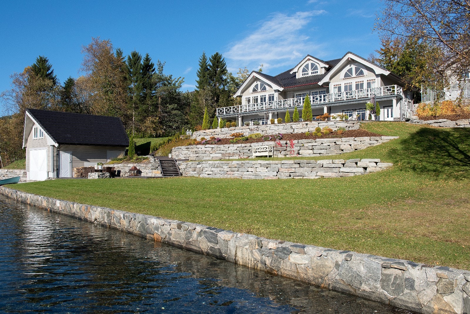 Meget flott strandlinje og pent opparbeidet hage Galleribilde
