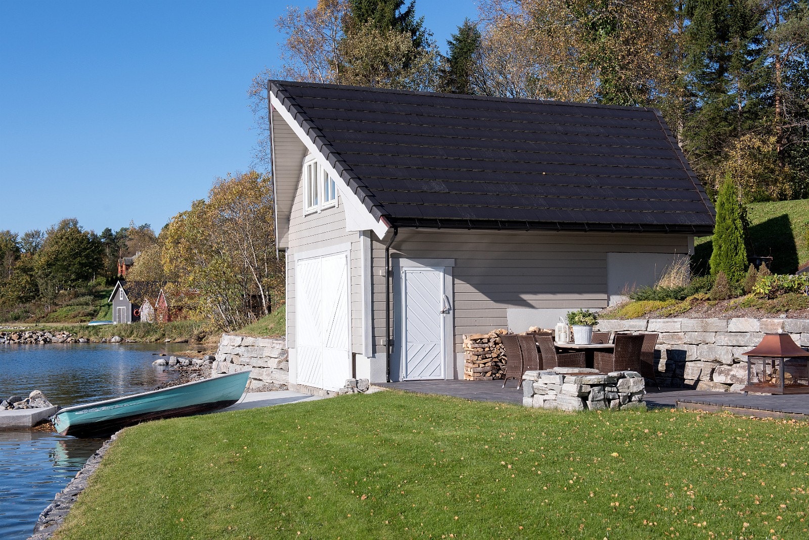 Naust/gjestehus med egen platting og båtslipp Galleribilde