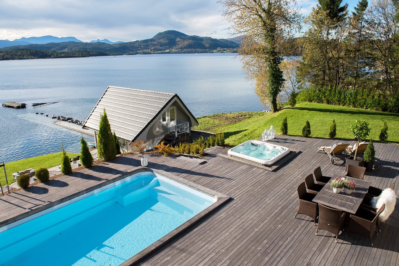 Innbydende og idyllisk bassengområde et lite steinkast fra sjøen Galleribilde