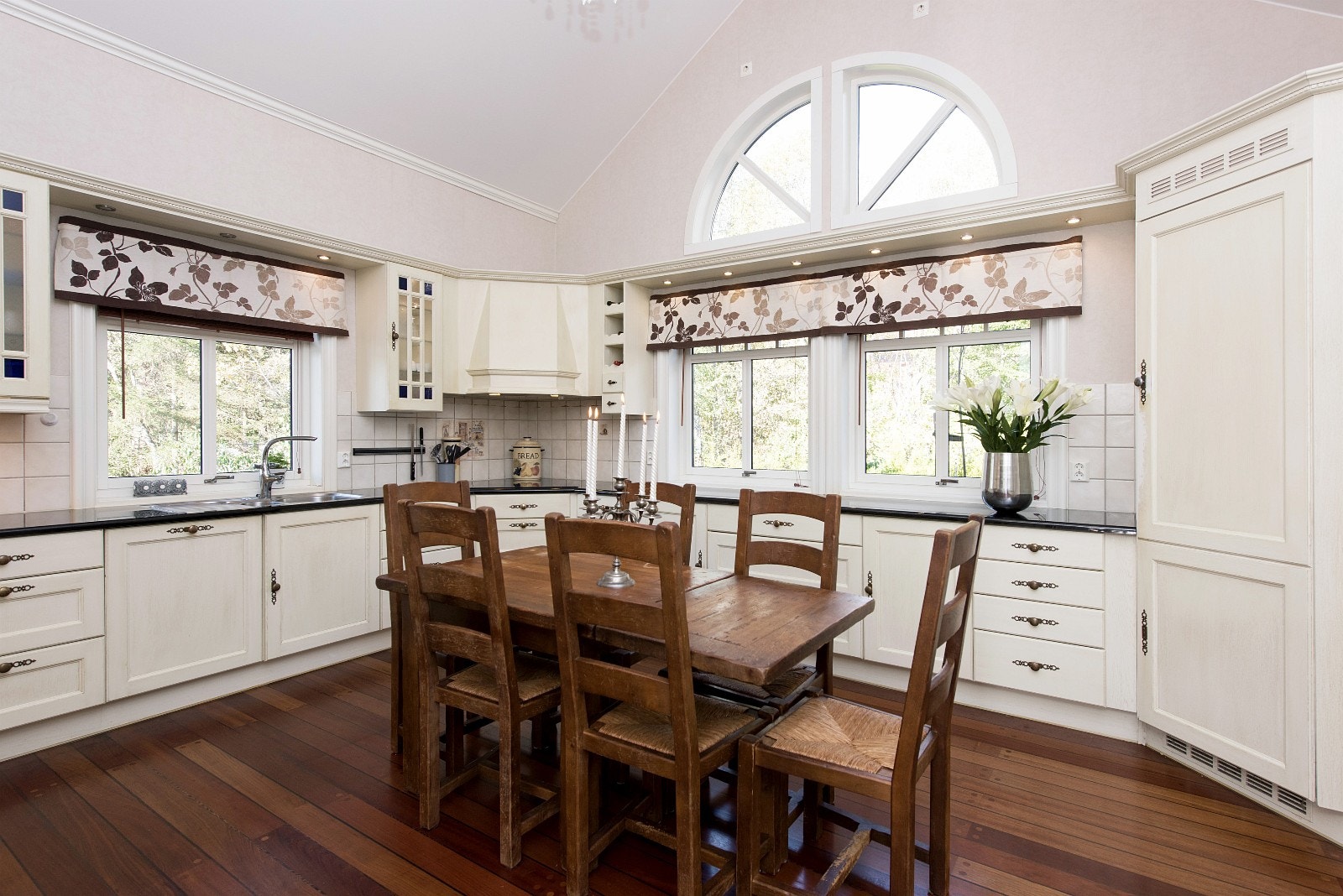 Stort og innholdsrikt kjøkken Galleribilde