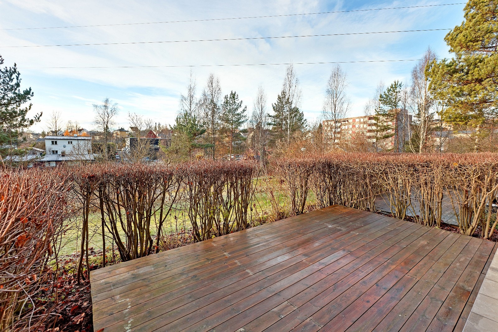 Uteplassen slik den så ut før dreneringsarbeidene startet Galleribilde