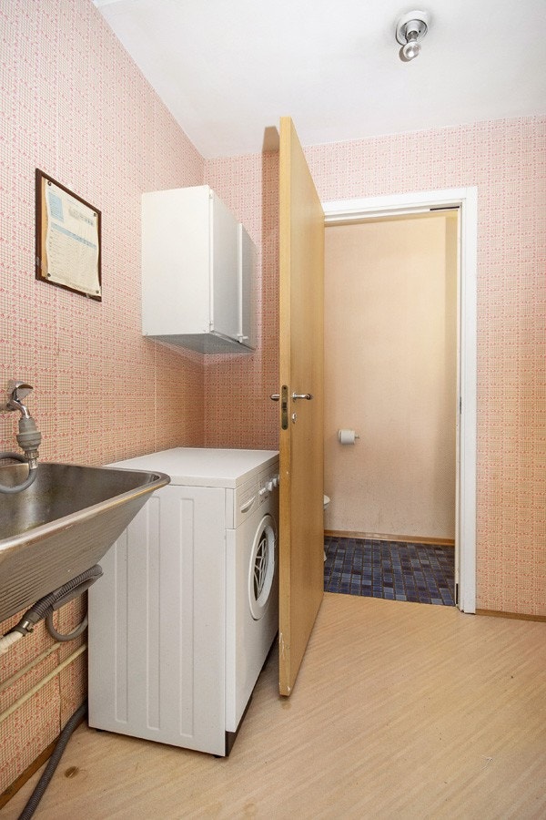 Romslig bad med opplegg til vaskemaskin Galleribilde