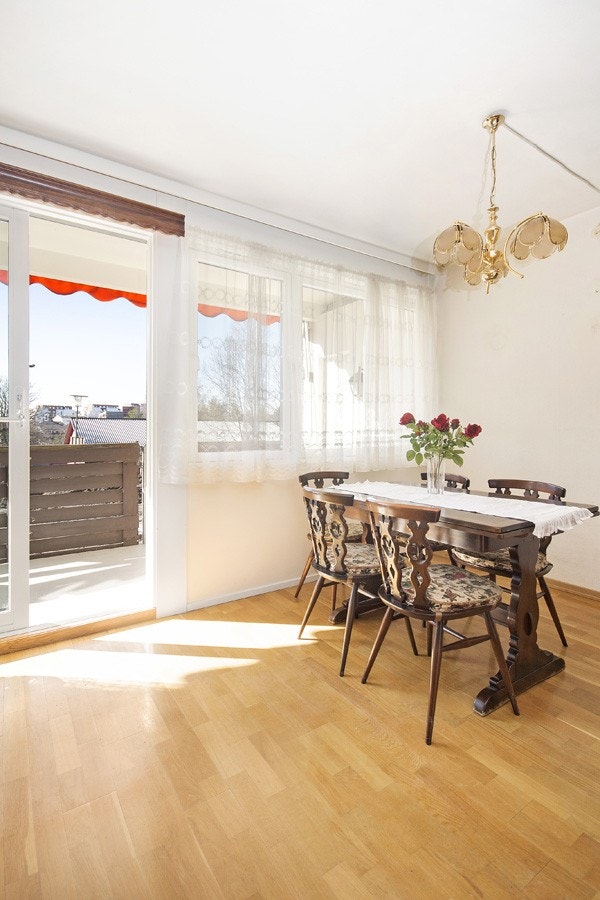 Spisestue mellom kjøkken og stue Galleribilde