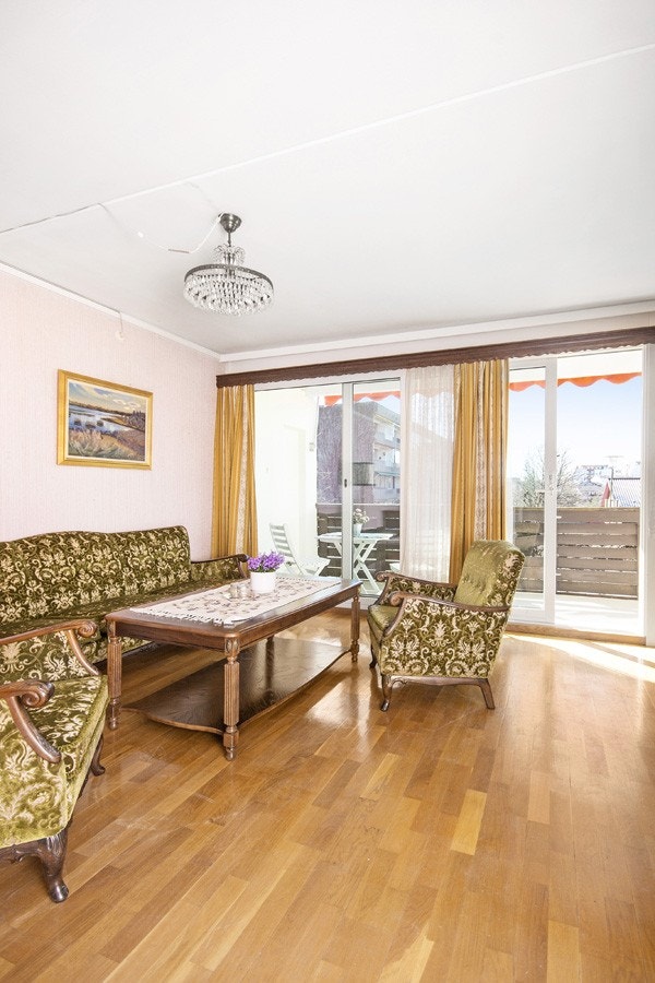 Stuen med store vindusflater Galleribilde