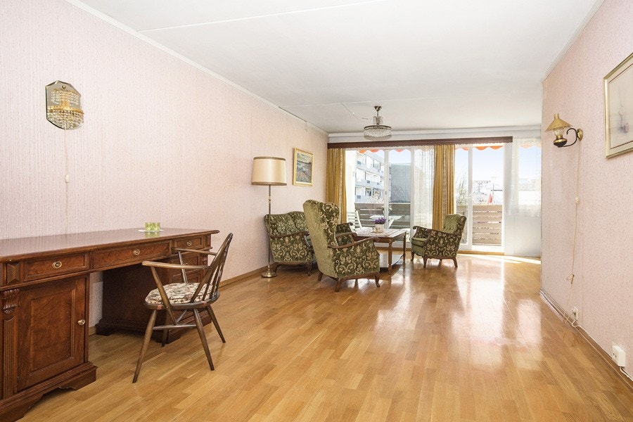 Utgang til terrasse og plenarealer fra stuen Galleribilde