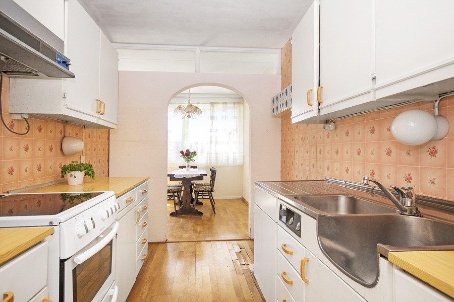 Kjøkken sett mot spisestuen Galleribilde