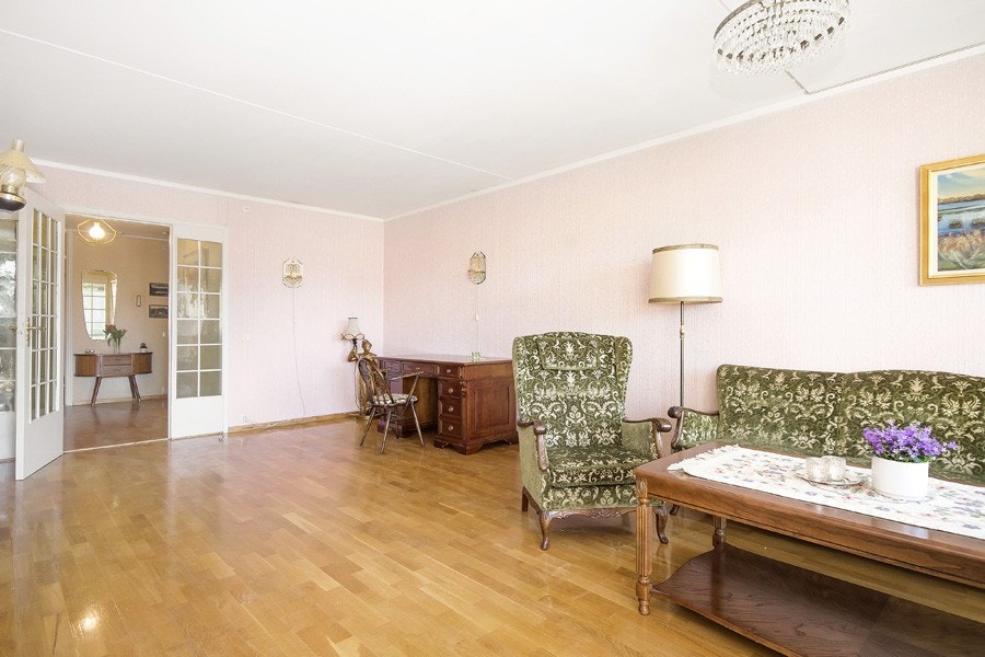 Stor stue med parkett på gulv Galleribilde