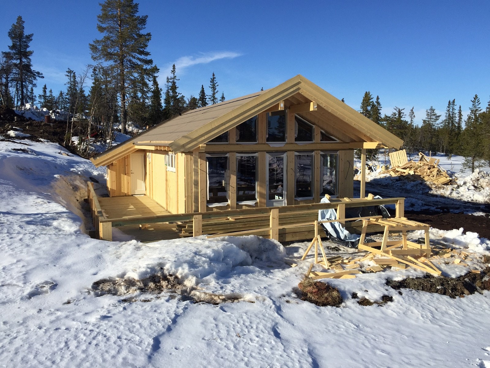 Tilsvarende hytte men med forlenget gavel, ekstra bod samt utvdet terrasse under oppføring Galleribilde