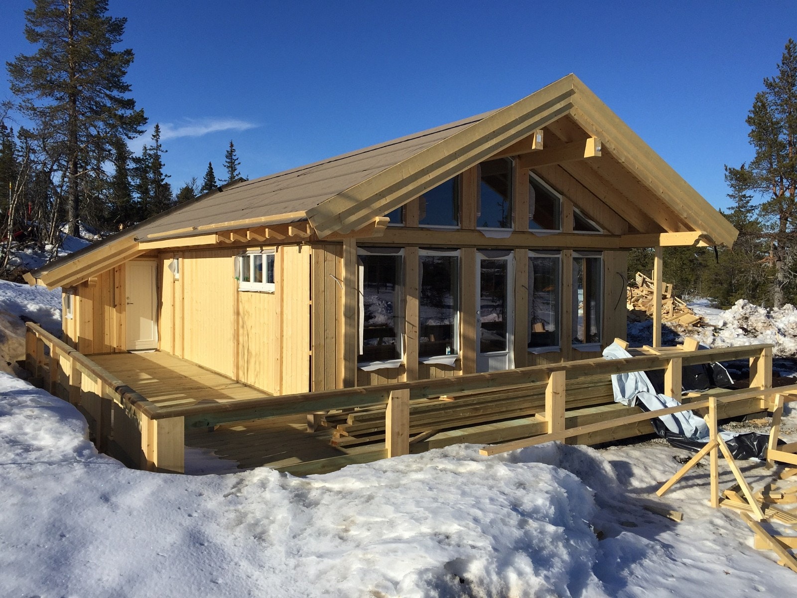 Tilsvarende hytte men med forlenget gavel, ekstra bod samt utvdet terrasse under oppføring Galleribilde