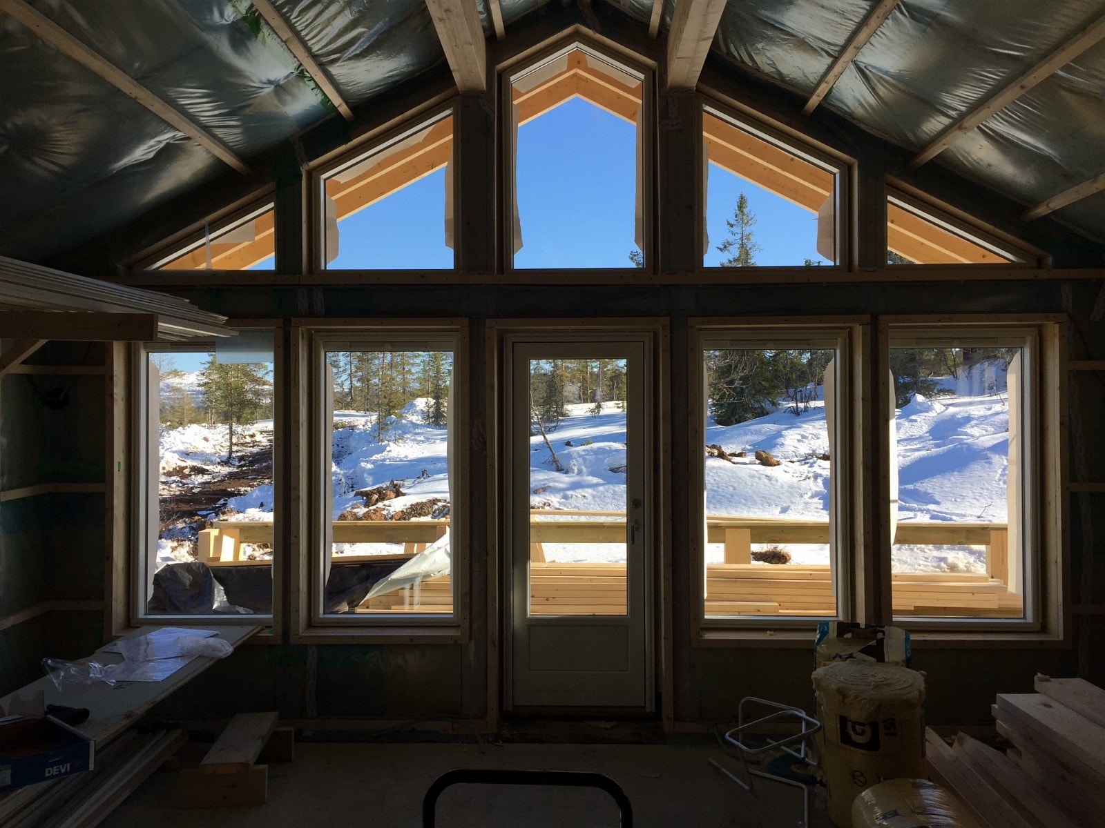 Tilsvarende hytte men med forlenget gavel, ekstra bod samt utvdet terrasse under oppføring Galleribilde