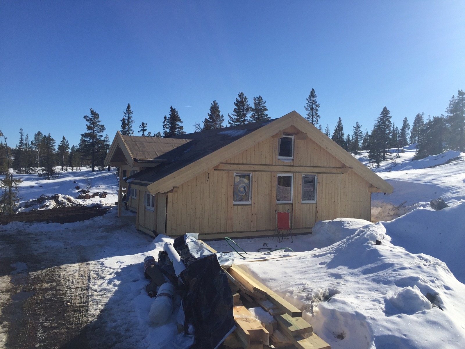 Tilsvarende hytte men med forlenget gavel, ekstra bod samt utvdet terrasse under oppføring Galleribilde