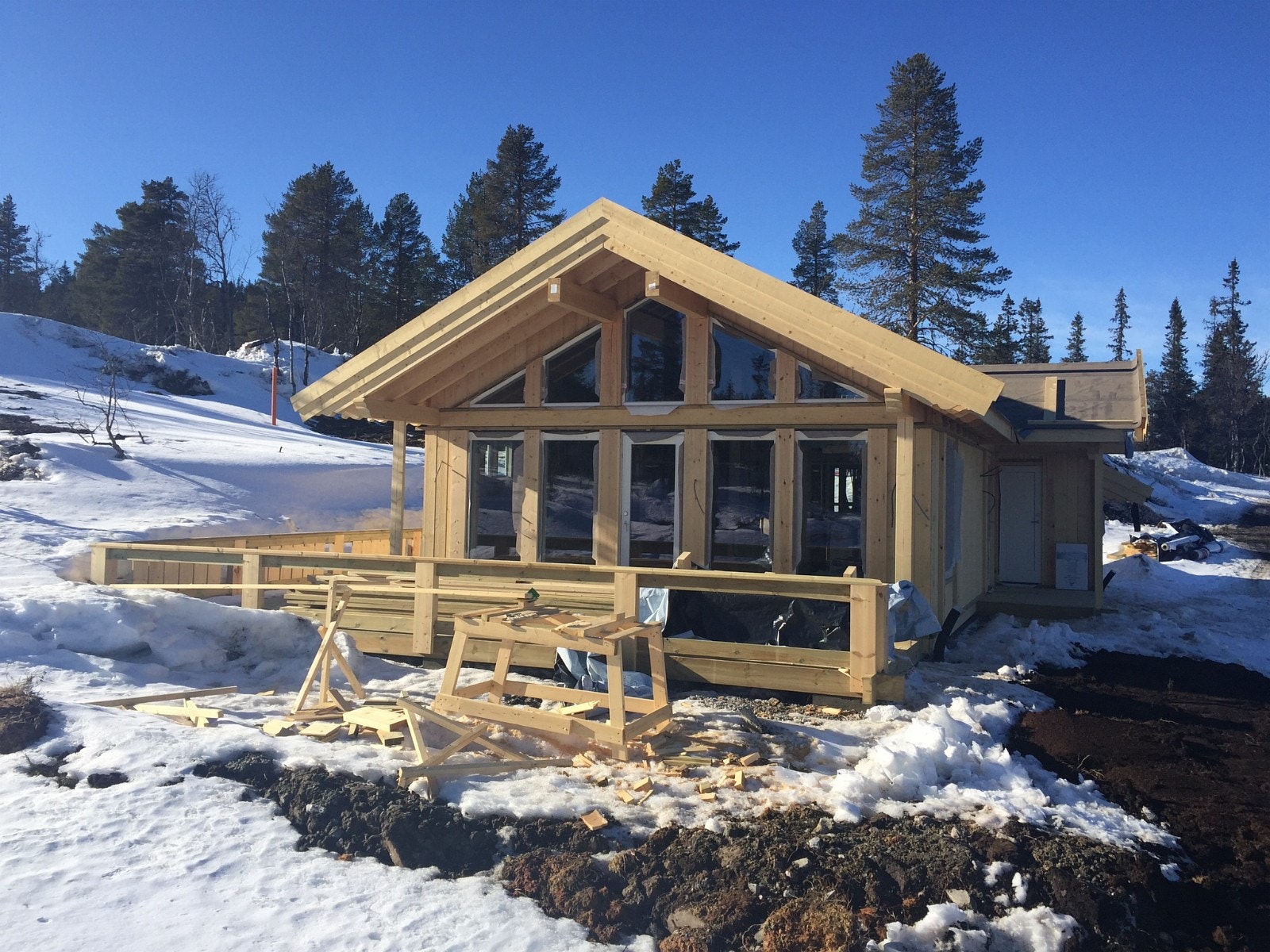 Tilsvarende hytte men med forlenget gavel, ekstra bod samt utvdet terrasse under oppføring Galleribilde