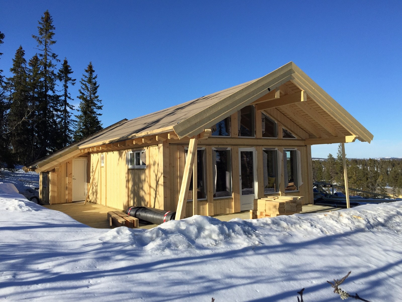 Tilsvarende hytte men med forlenget gavel, ekstra bod samt utvdet terrasse under oppføring Galleribilde