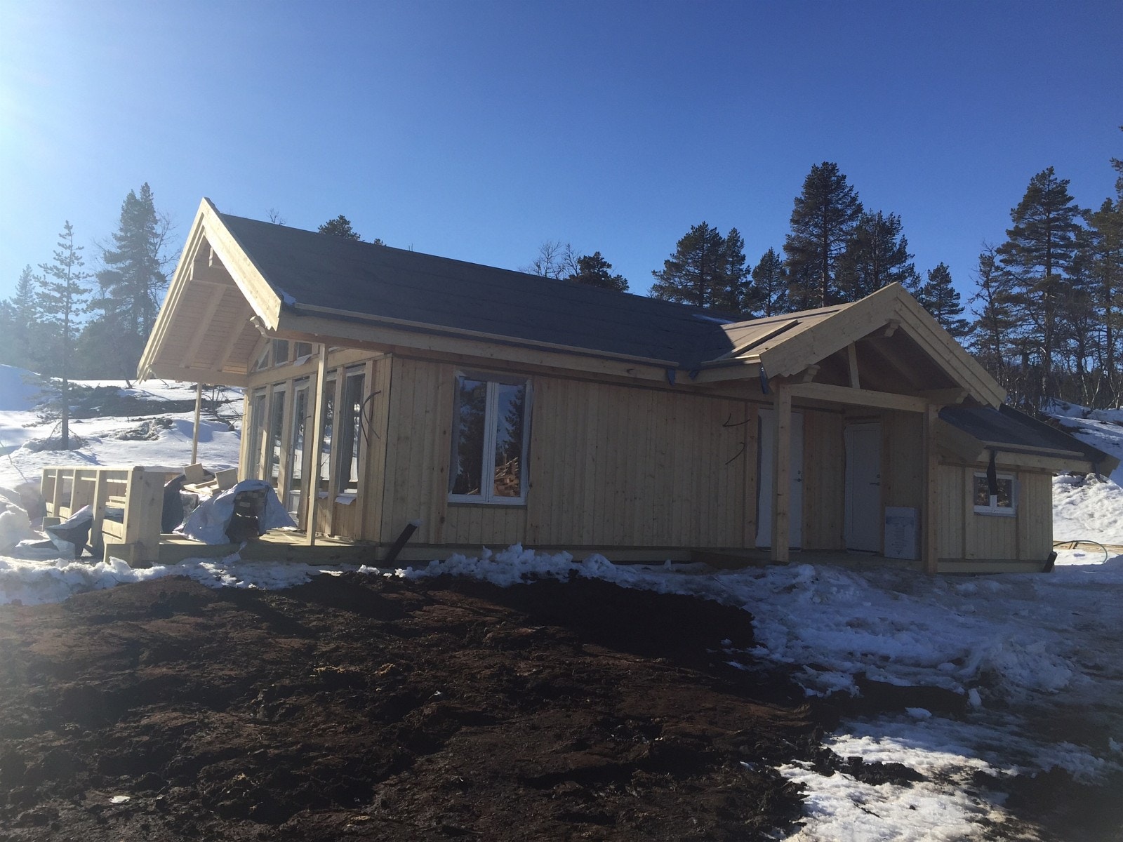 Tilsvarende hytte men med forlenget gavel, ekstra bod samt utvdet terrasse under oppføring Galleribilde