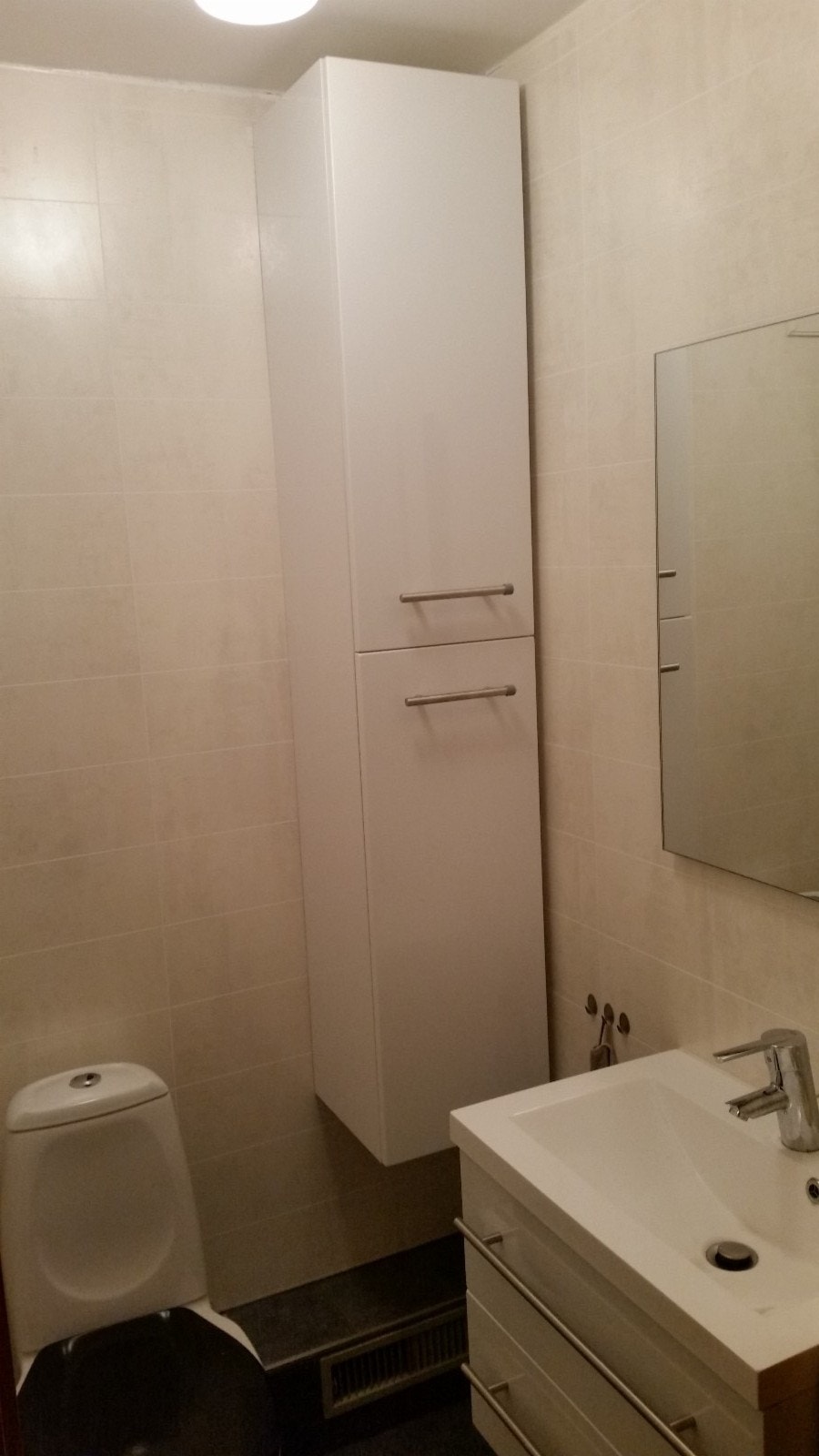 Moderne toalettrom. Ekstra god skap-plass og 2 brede skuffer i servant. Galleribilde