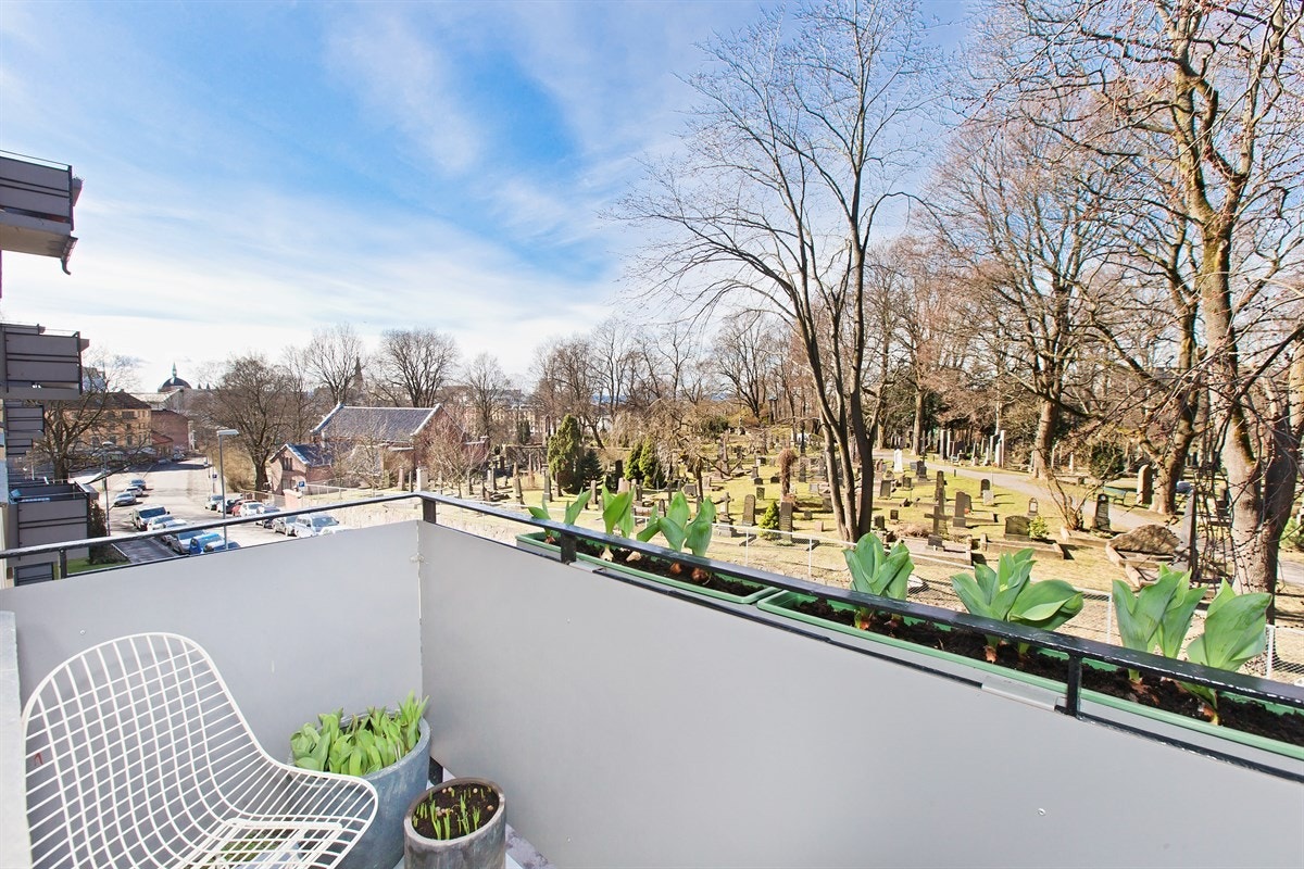 Vestvendt balkong mot Vår Frelsers gravlund Galleribilde