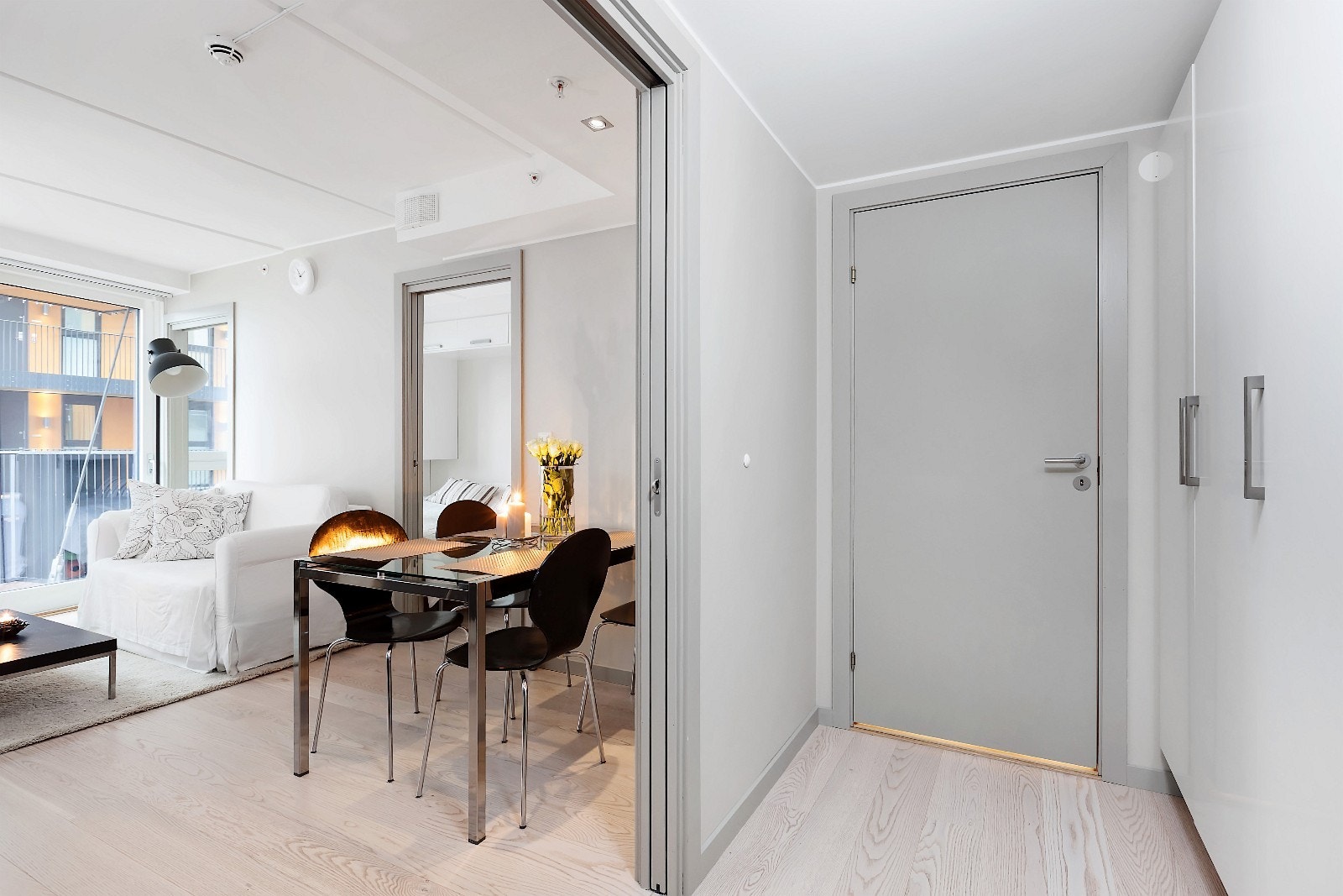 Rommelig entre med garderobeskap Galleribilde