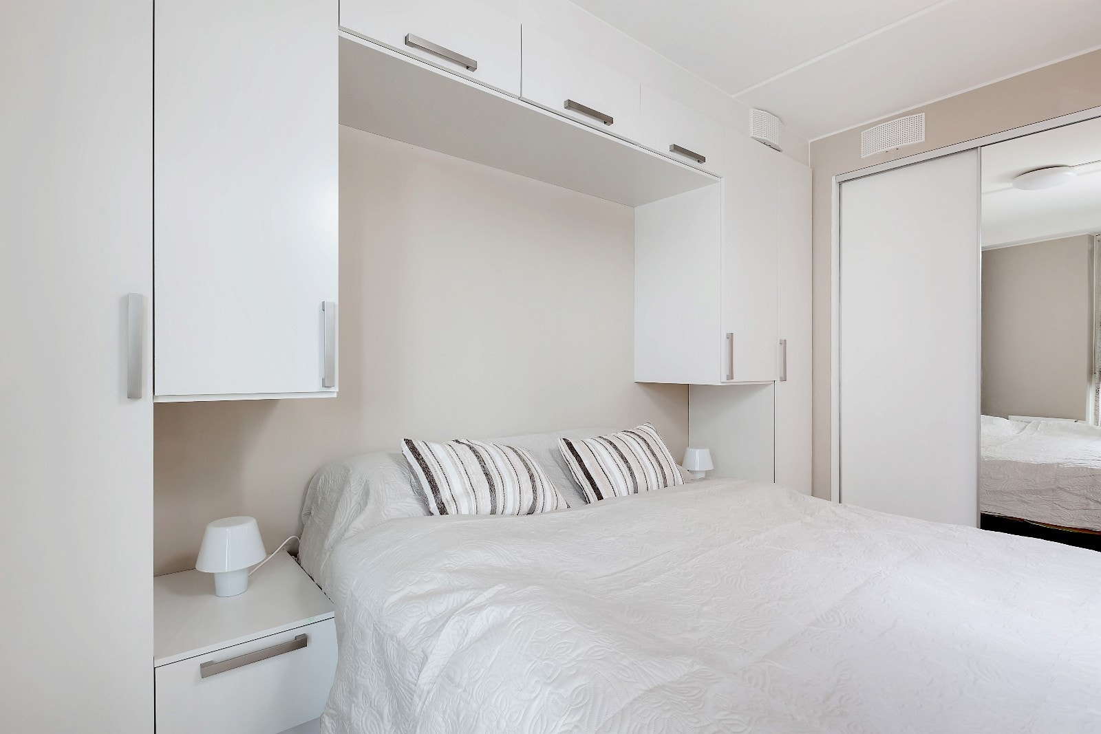 Soverom med spesialtilpasset garderobeskap og innebygd skyvedørsgarderobe Galleribilde