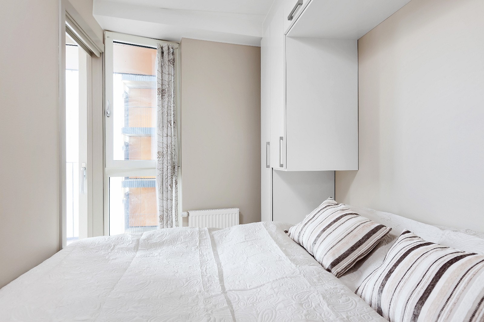 Soverom med spesialtilpasset garderobeskap og innebygd skyvedørsgarderobe Galleribilde