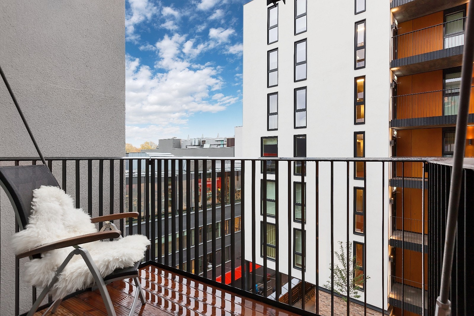 Solrik sydvendt balkong på ca. 3,5 kvm. Galleribilde