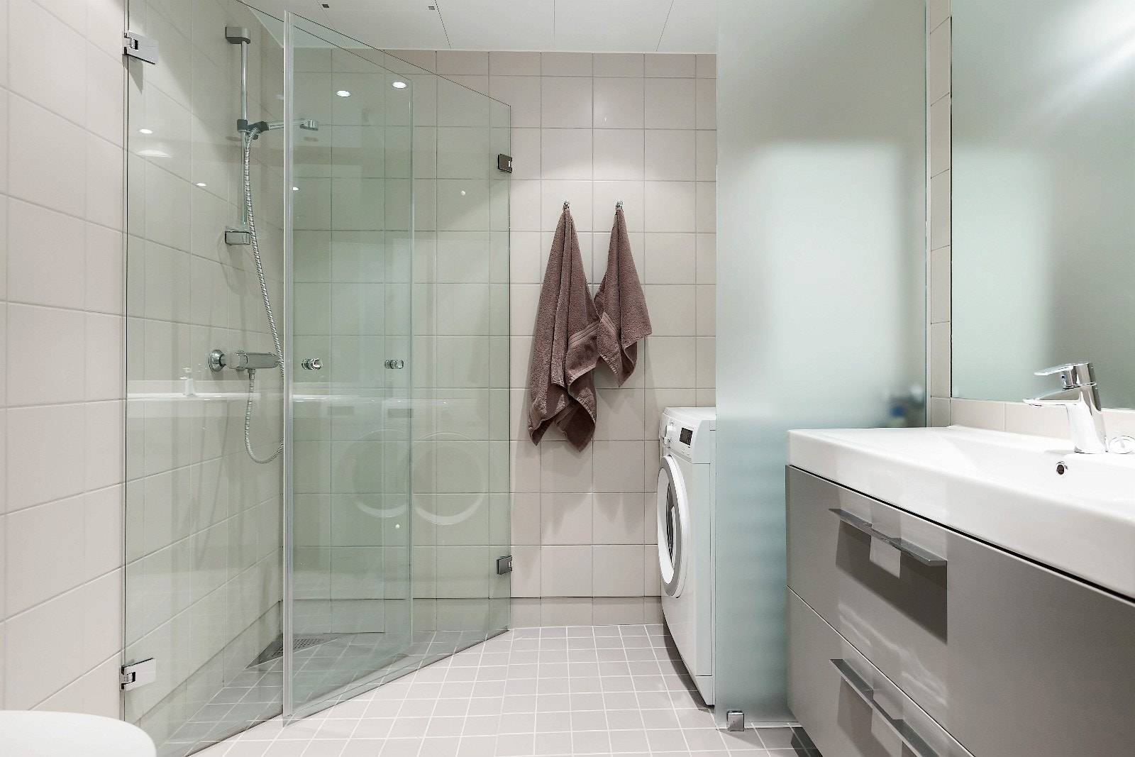 Pent flislagt bad med opplegg til vaskemaskin Galleribilde