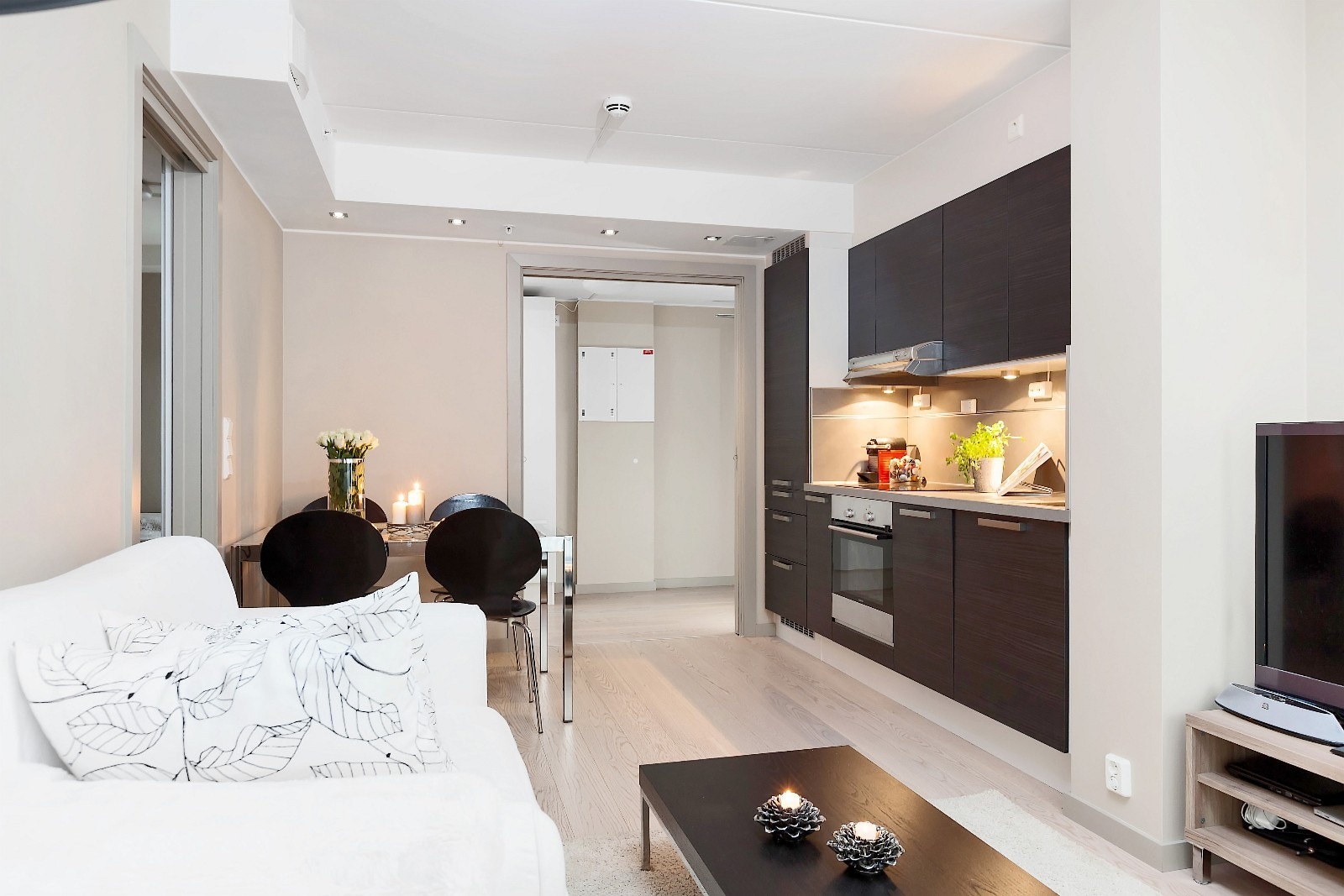 Arealeffektiv stue-/kjøkkenløsning med utgang til balkong! Galleribilde