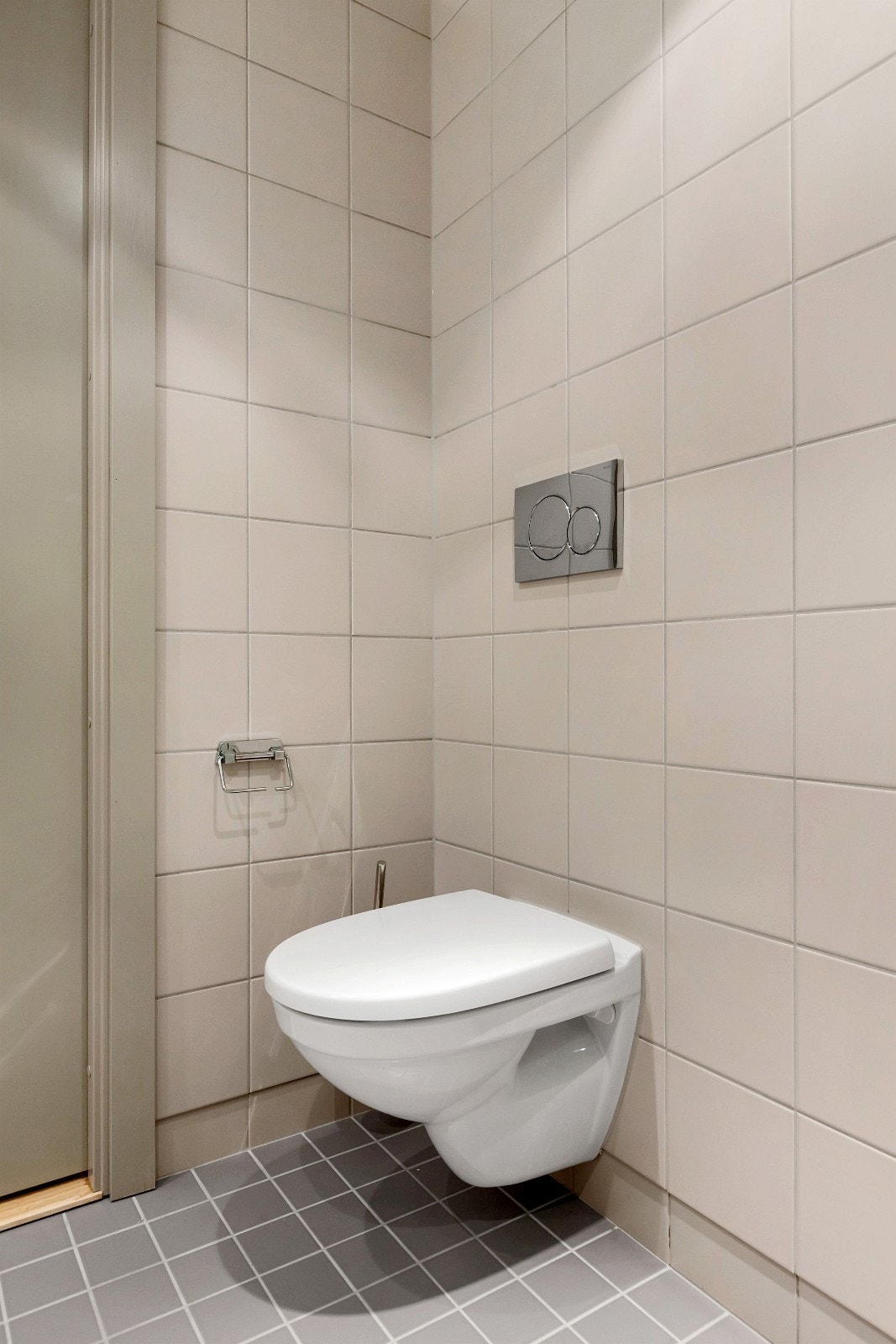 Pent flislagt bad med downlighetsbelysning og vannbåren varme. Galleribilde