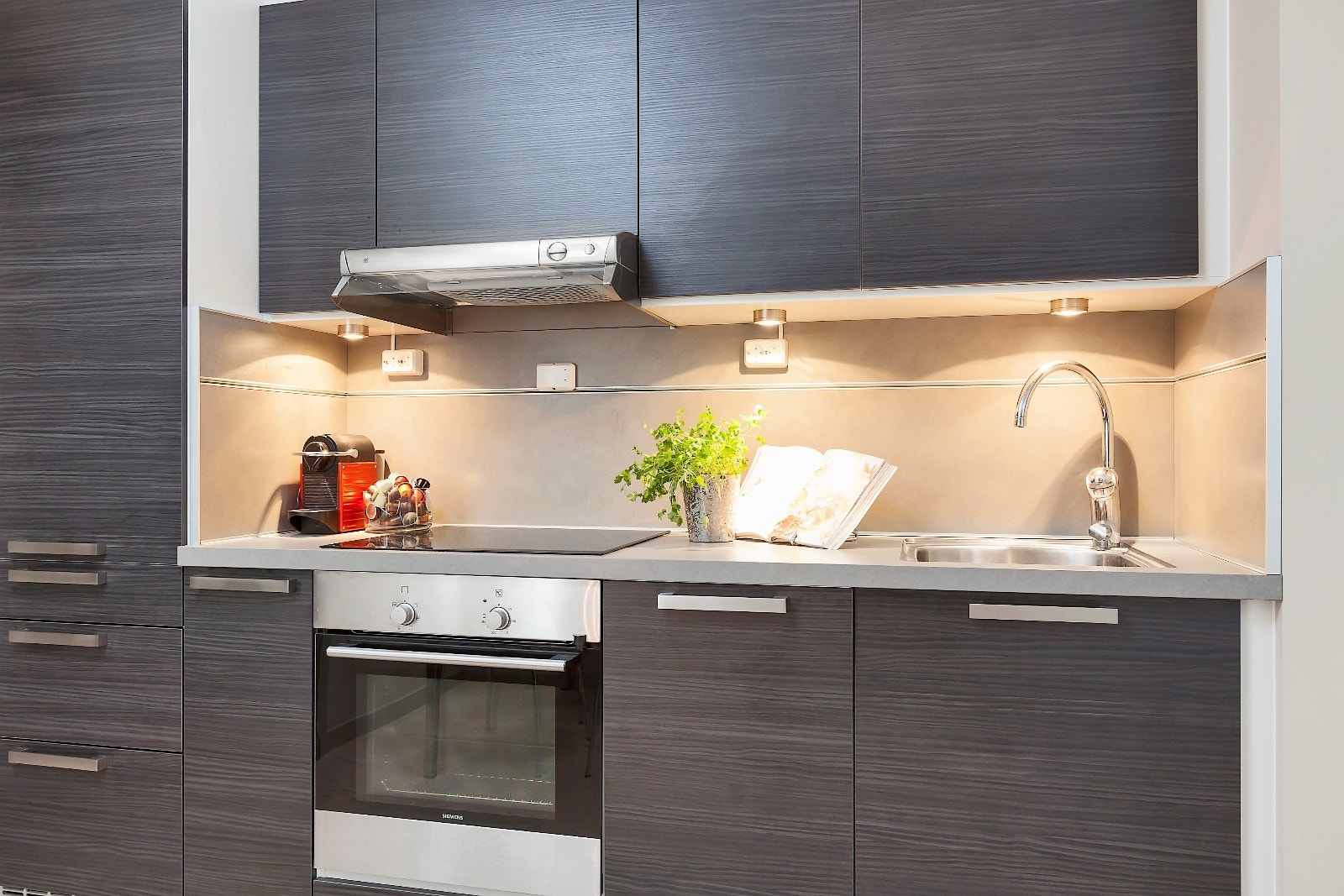 Lekkert kjøkken fra HTH med integrerte hvitevarer Galleribilde