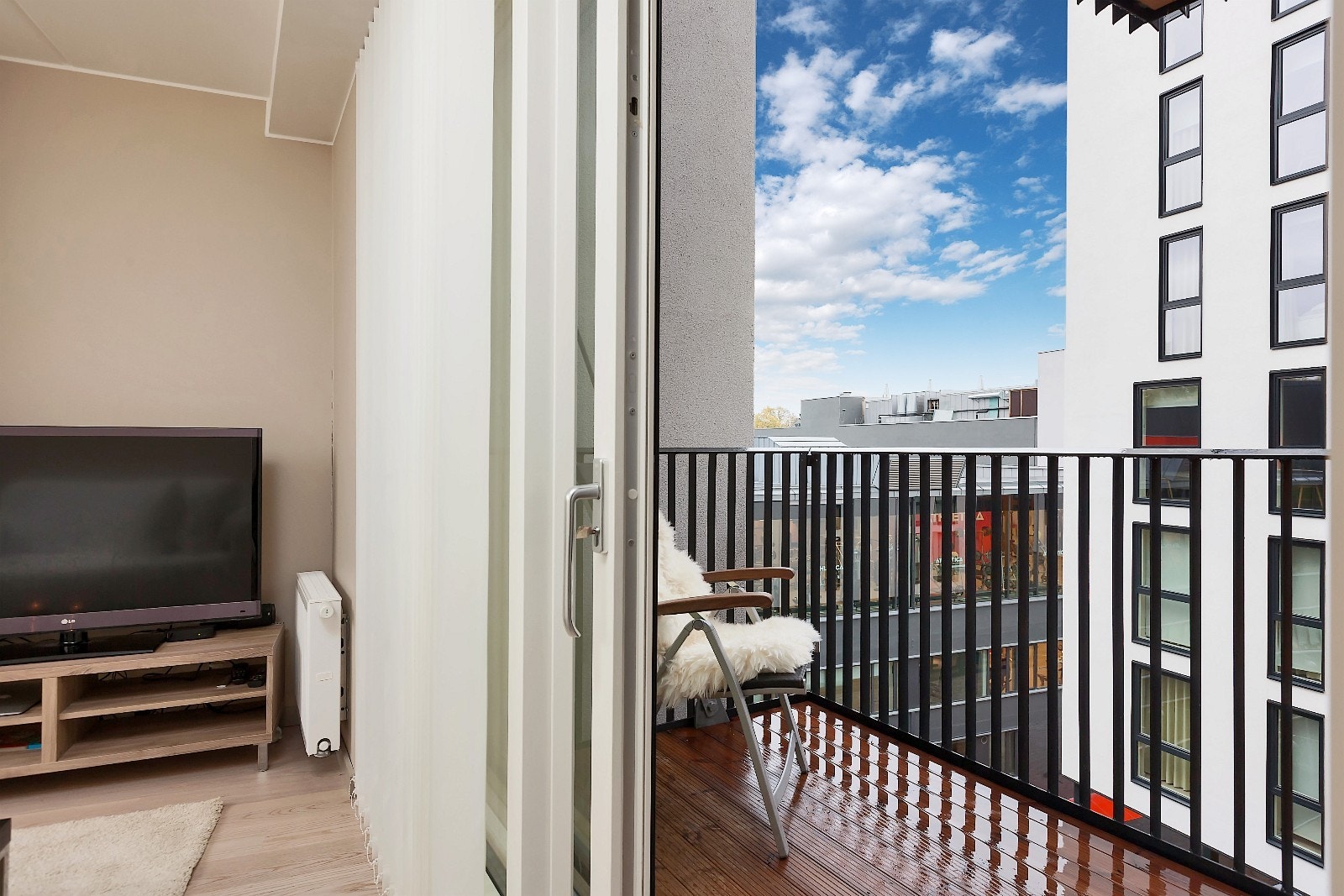 Utgang til sydvendt balkong fra stuen Galleribilde