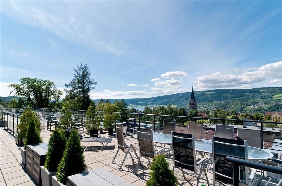 Takterrassen. Her står møbler og 2 store griller til fri disp for leieboer. Galleribilde