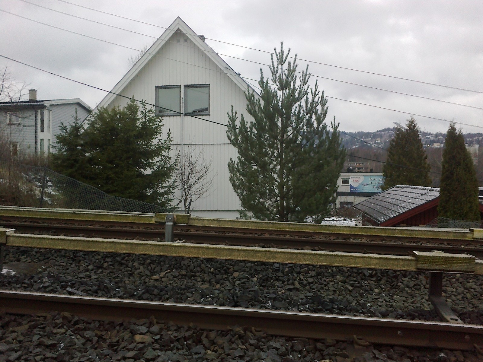 Tube-line at the opposite side of the house. Approximately 200 meters to walk to the nearest station. Galleribilde